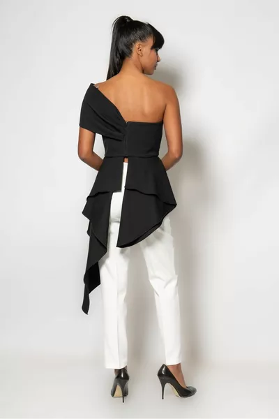 Gebloemde blouse met volants aan de zijkant met bloemen in het midden, crêpebroeken, dubbele avondjurken