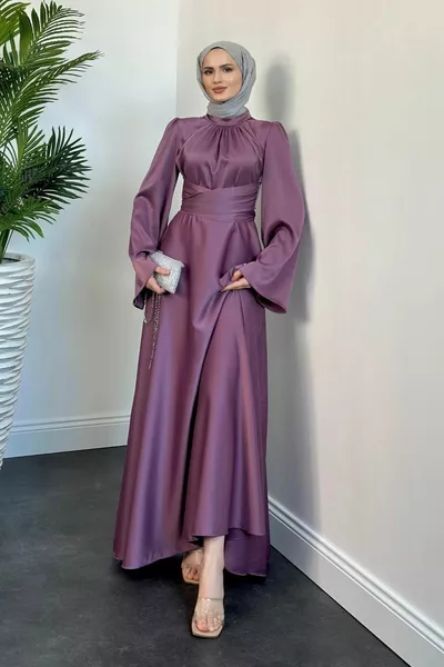 Robe en satin violet à manches espagnoles et cravate à la taille lilas