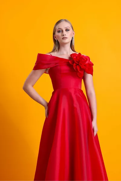 Robe maxi évasée rouge fleurie