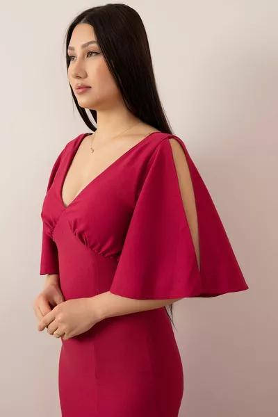 Langes Abendkleid mit Schlitz und Detail 