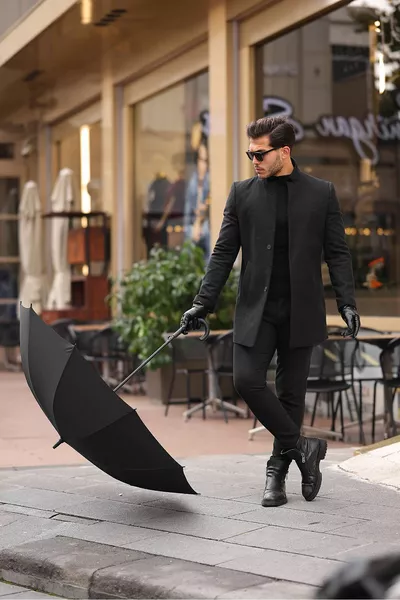 Cappotto da uomo nero, aderente, collo alto in lana