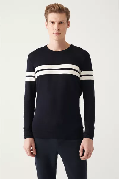 كنزة رجالية كحلية برقبة دائرية وملمس ناعم 