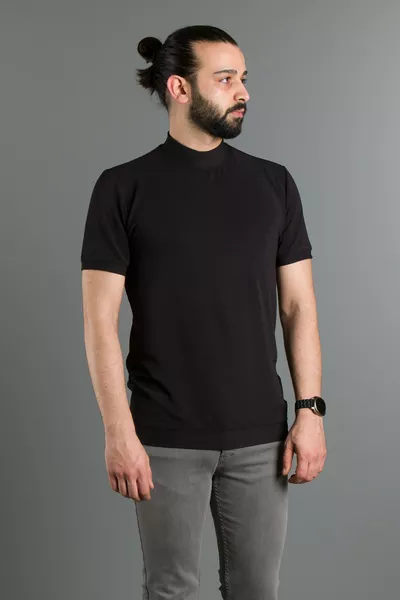 Мъжка черна тениска с полуобло деколте