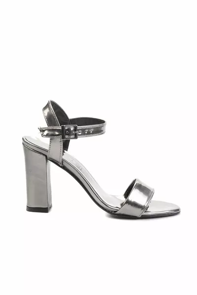 رصاصة نسائية كلاسيكية بكعب 