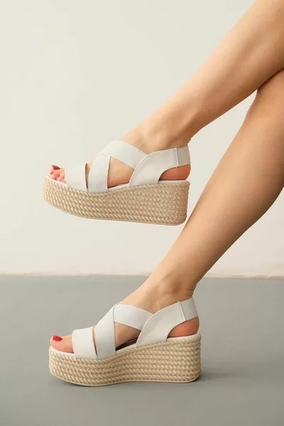 Diana Sandali Bianchi Elasticizzati Imbottiti con Tacco e Cinturino Incrociato