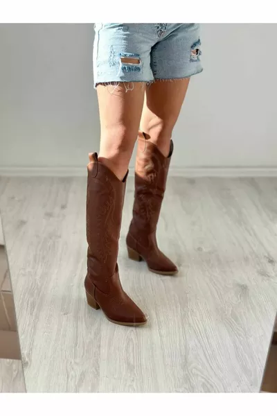 حذاء طويل القامة على الطراز الغربي مع تطريز جلد أسمر