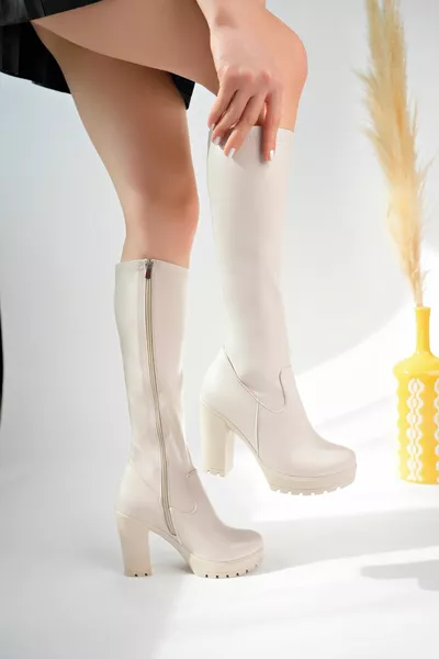 المرأة منصة الكعب أحذية طويلة تمتد