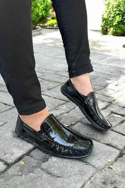 موكاسين رجالي بمظهر جلد أسود لامع أنيق ، مقدمة مستديرة ، نعل متين