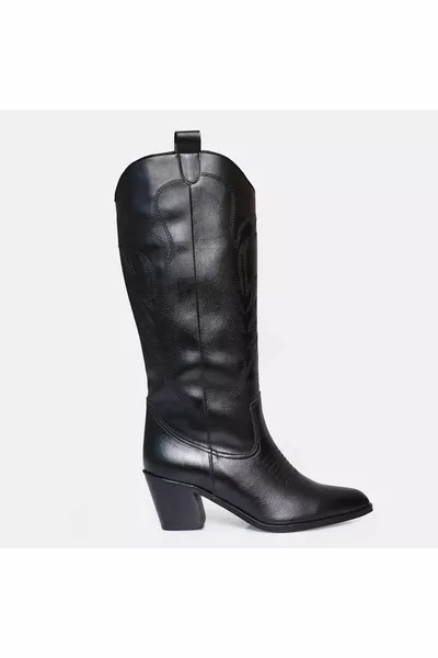 عدد كبير من أحذية رعاة البقر النسائية 