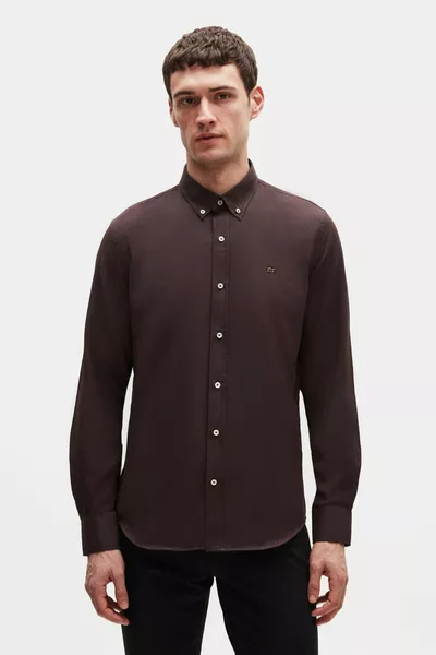 قميص قطن رجالي من Ds Damat، ضيق قصّة Slim Fit، بلون بني داكن، بياقة بأزرار، سهل الكي، بتفاصيل تطريز