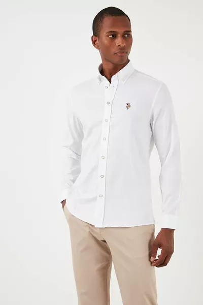 قميص رجالي بقصة نحيفة وياقة بأزرار بشعار U.S. Polo، % قطن GÖMLEK 