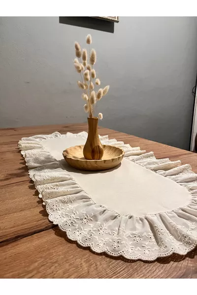 Chemin de table ovale en lin naturel avec broderie et volants 