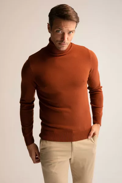 كنزة محبوكة بياقة سلحفاة ضيقة