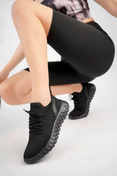 حذاء تريكو أسود مبطن بكعب أسود