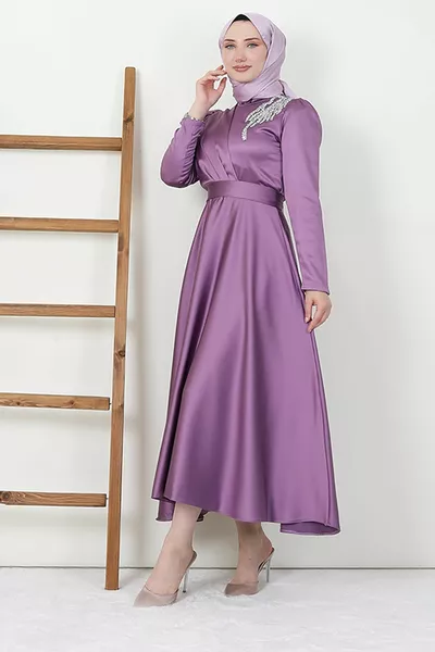 الساتان مساء اللباس أرجواني مع حجر الكتف