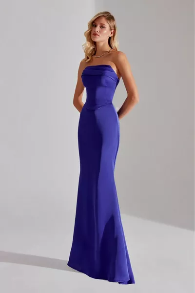 دافني ساكس مشد وتنورة فستان الزفاف