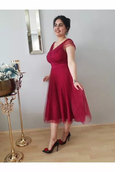 Женское бордовое платье из тюля с двубортным вырезом и длиной миди