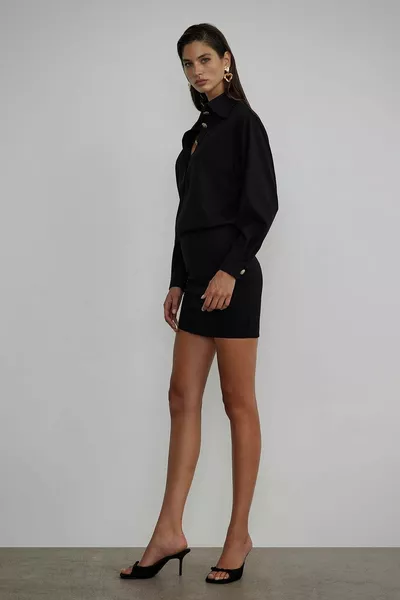 فستان قصير من اليشم الأسود