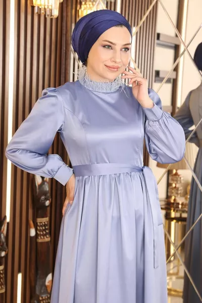 Перо подробна сатенена вечерна рокля синя 