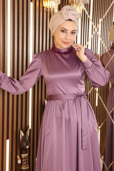 ريشة مفصلة الساتان مساء اللباس أرجواني 