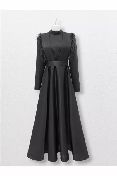 Robe de soirée ceinturée avec détail de plumes sur le devant