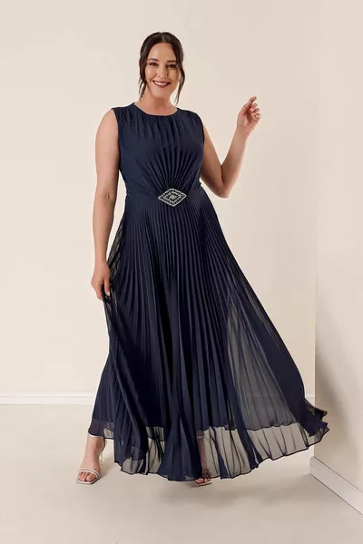 فستان طويل من الشيفون مطوي باللون الأزرق الداكن مع إبزيم على الخصر