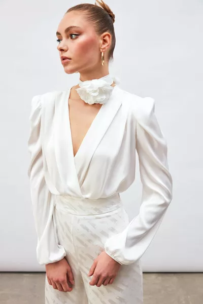 Боди-блузка из сатина с запахом - экрю