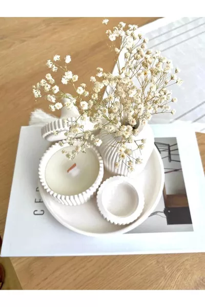 Set d'accessoires comprenant une bougie parfumée et un vase au design spécial en blanc Art.