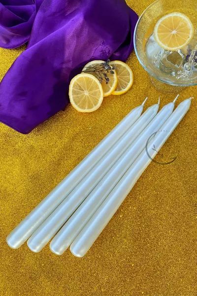 شموع شمعدان مخروطية فاخرة برائحة مميزة، لون أبيض لؤلؤي - مجموعة من 4