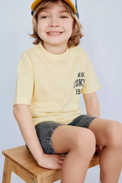 تي شيرت قصير الأكمام بطبعة وياقة دائرية للرضيع الذكر SM