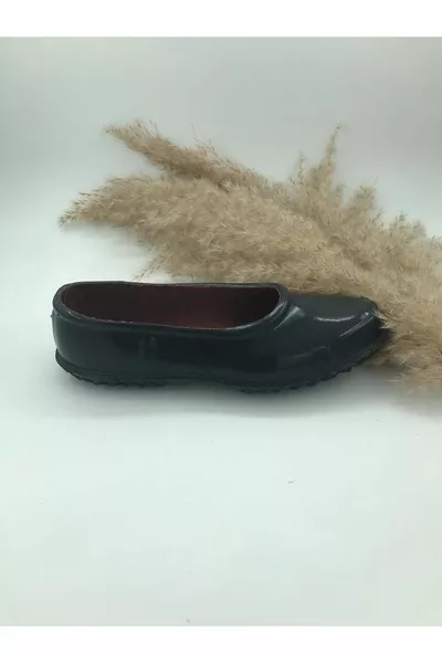 حذاء نسائي مطاطي أسود