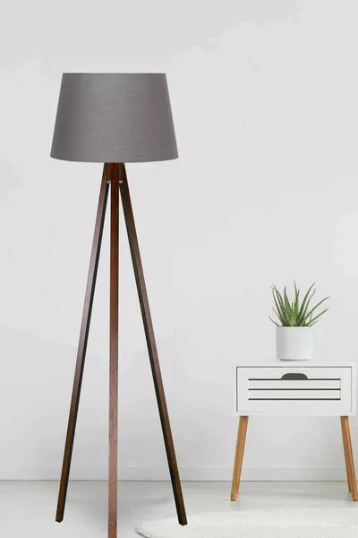 مصباح أرضي ثلاثي الأرجل قاعدة ثلاثية خشبية مظلة مخروطية من القماش بلون الدخان وقاعدة بنية