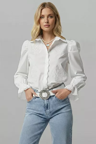 قميص نسائي عتيق بأكمام دانتيل بيضاء على طراز الأميرات