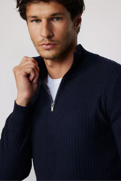 كنزة صوفية رجالية ضيقة القصة مع ياقة عالية وسحاب ونقوش باللون الأزرق الداكن