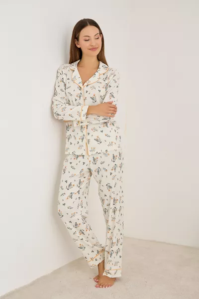طقم بيجامة بأكمام طويلة بأزرار وحواف مربوطة بنقشة أوراق بلون البيج 
