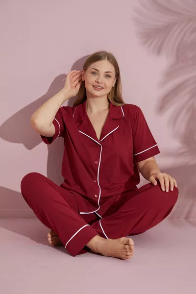 طقم بيجامة نسائي كبير الحجم، لون خمري، قطن، بأكمام قصيرة وأزرار أمامية مع حواف مبطنة