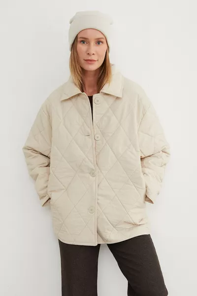 معطف كبير الحجم مزخرف بتصميم مبطن وأزرار