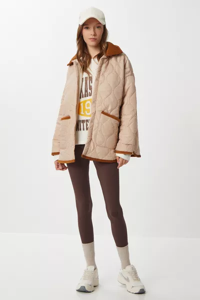 سترة مبطنة بأكمام مع ياقة بولو وجيوب باللون الكريم 