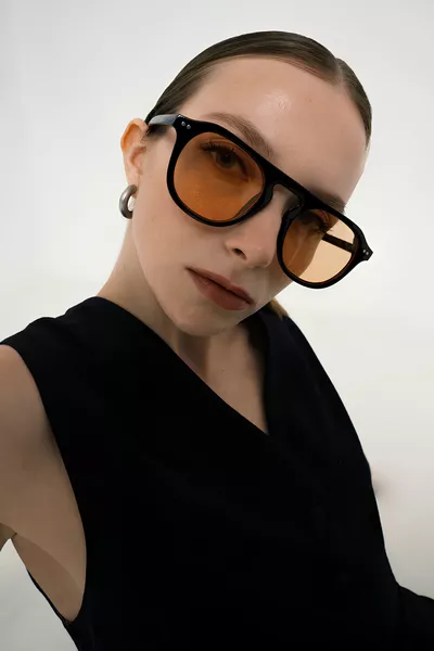 Occhiali da sole unisex grandi con montatura nera e lenti arancioni