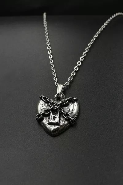 قلادة قلب مع سلسلة على الطراز القوطي