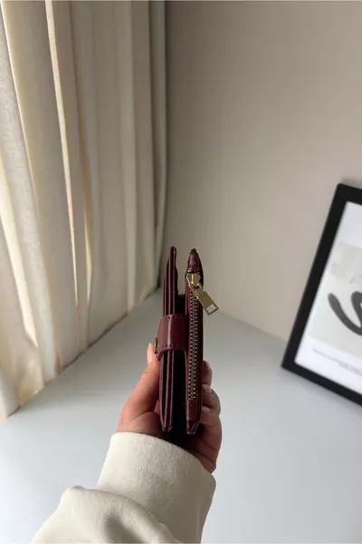 Червен портфейл от изкуствена кожа с капитонирани детайли, среден размер