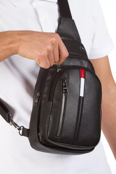 حقيبة صدر جلدية عابرة للجنسين، حقيبة كتف قابلة للاستخدام من كلا الجانبين، حقيبة جسم مع منفذ سماعة، حقيبة يومية