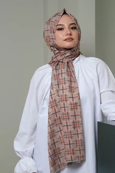 وشاح من القطن باللون البني الفاتح بنقش هندسي