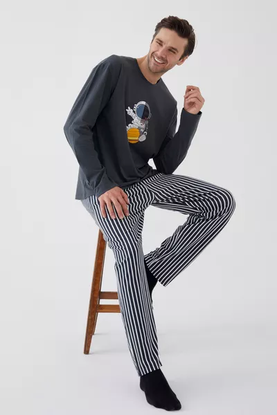 Мужская хлопковая пижама с длинным рукавом, верх с принтом астронавта, низ в полоску