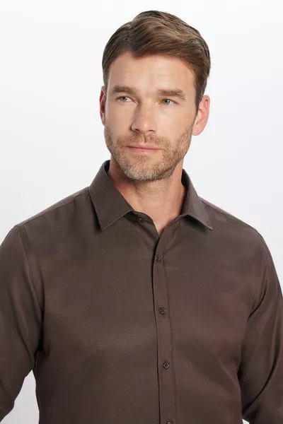 قميص رجالي بني طويل الأكمام مريح من القطن بتصميم نحيف عصري سهل الكوي