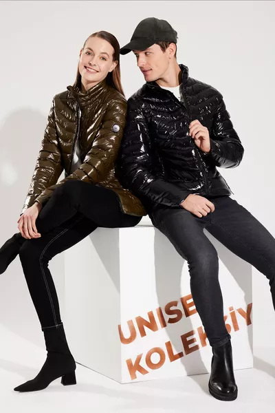 معطف رجالي أسود مبطن بالريش مقاوم للماء والرياح بياقة عالية وتصميم مريح 