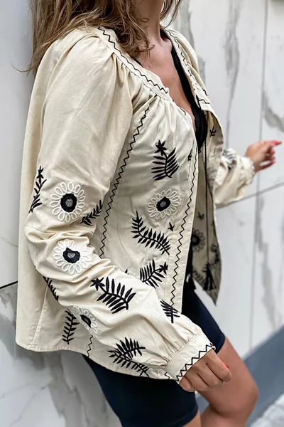 سترة نسائية بوهيمية رفيعة باللون البيج والأسود مع تطريز وشراشيب