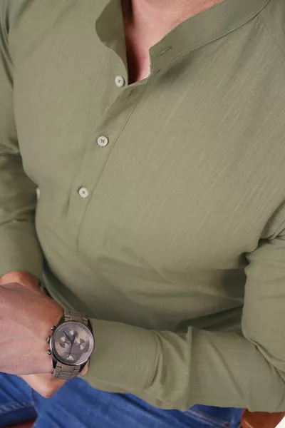 قميص رجالي بقصة ياقة حكيم بلون زيتي وثلاث أزرار من الكتان