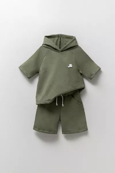 طقم ملابس للرضّع الذكور مكون من قميص قصير الأكمام بغطاء رأس وشورت 2 قطعة 