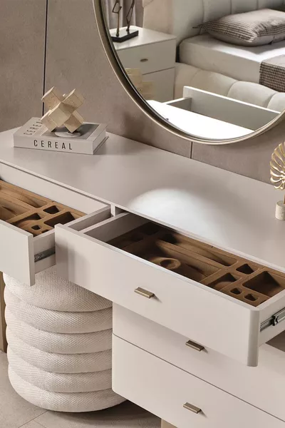 خزانة صغيرة فضية بمقعد مبطن